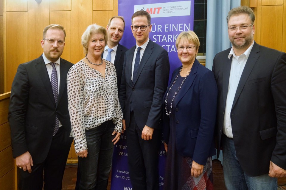 Bild: v.l. Tom Cywinski, JU Steglitz-Zehlendorf, Gabriele Cocozza, MIT Mitte, Thomas Heilmann, CDU Steglitz-Zehlendorf, Dr. Carsten Linnemann, MIT Bundesverband, Beate Roll und Stephan Standfu, MIT Steglitz-Zehlendorf